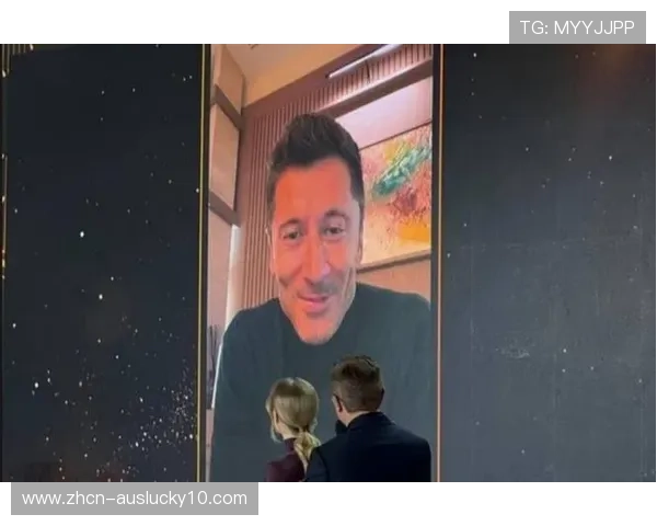 穆里奇幽默回应与莱万比较：“能与莱万相提并论者寥寥”